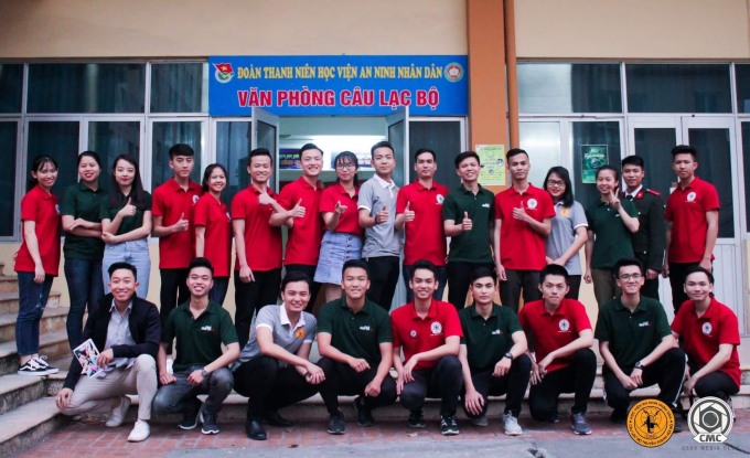 Lâm Viên (hàng đứng, thứ tư từ phải sang) cùng các thành viên Câu lạc bộ Truyền thanh C500, Truyền thông C500 và Nội san - Truyền thanh Học viện Cảnh sát, năm 2019. Ảnh: Nhân vật cung cấp