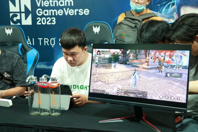 Game thủ trải nghiệm Cửu Dương Truyền Kỳ 2 trên iPad ở gian hàng Gosu Corp, tại Ngày hội Game Việt Nam 2023, ngày 1/4. Ảnh: Gosu