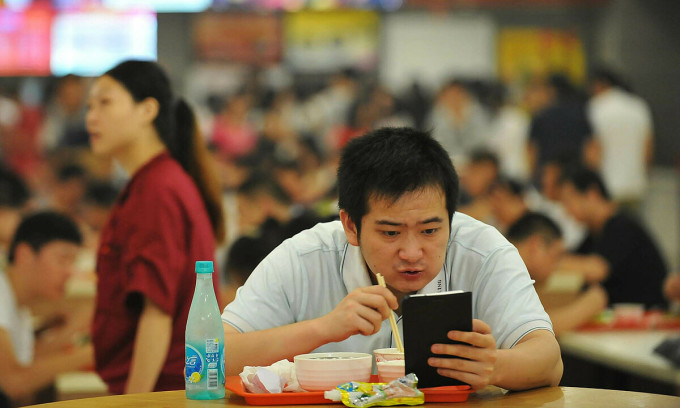 Một nhân viên văn phòng ăn trưa tại căng tin Công viên Phần mềm Vũ Hán, tháng 7/2014. Ảnh: VCG