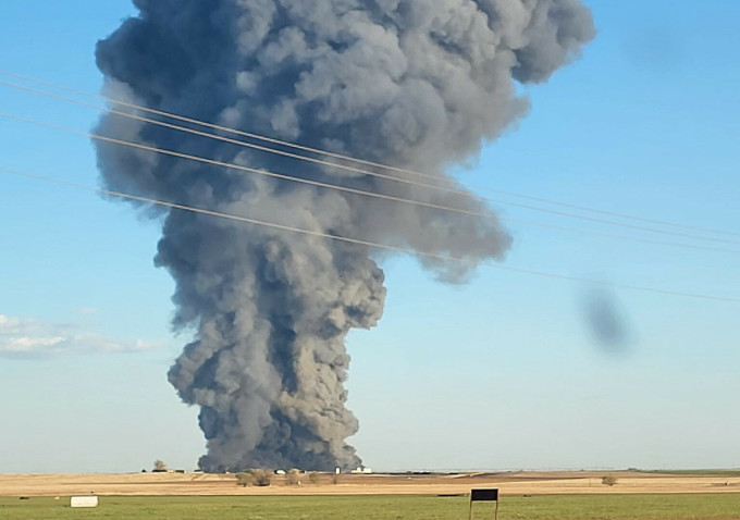 Khói bốc lên sau vụ nổ tại trang trại bò sữa South Fork, miền tây Texas. Ảnh: KTSM9