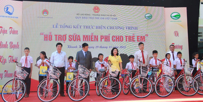 Ban tổ chức trao 100 suất học bổng, 25 xe đạp, 5.000 hộp sữa cho trẻ em có hoàn cảnh đặc biệt. Ảnh: Bùi Toàn
