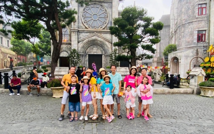 Gia đình Hiền Trang (ngoài cùng bên phải) và cả nhà bạn thân du lịch Đà Nẵng hồi năm ngoái. Ảnh: Nhân vật cung cấp