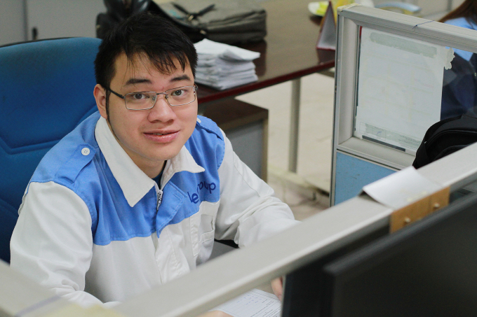 Lê Quang Huy, nhân viên phòng hành chính kế toán tại một công ty trong lĩnh vực gia công kim loại, ở Mê Linh, Hà Nội. Cậu đang nhập dữ liệu công việc của nhân viên, hôm 28/3. Ảnh: Phan Dương
