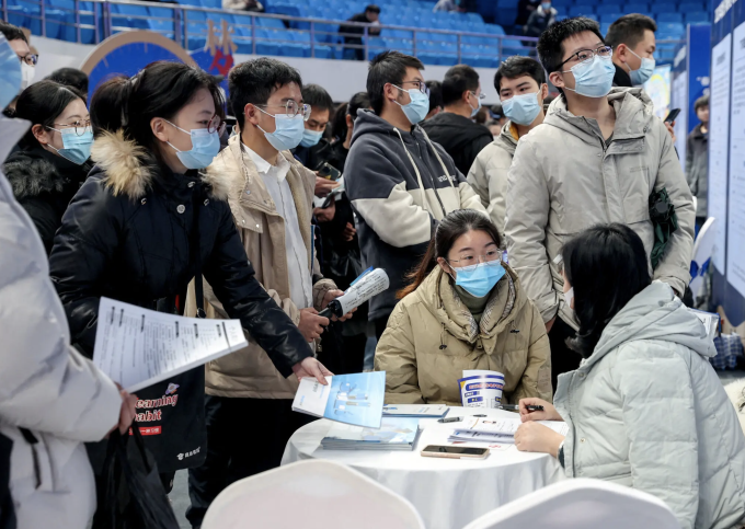 Người lao động tham gia hội chợ việc làm ở Vũ Hán, Trung Quốc, tháng 2/2023. Ảnh: Reuters