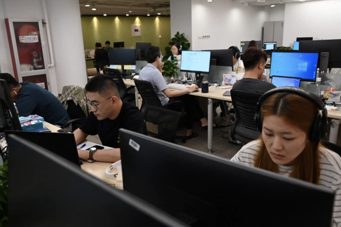 Người lao động tại một văn phòng ở Bắc Kinh vào năm 2021. Ảnh: Greg Baker / Agence France-Presse