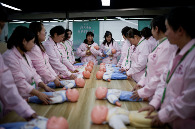 Những người phụ nữ tham gia lớp học chăm sóc trẻ sơ sinh tại trung tâm đào tạo Yipeitong, tháng 3/2023. Ảnh: REUTERS/Aly Song