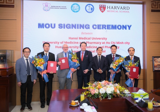 Đại diện của Đại học Y Harvard và ba trường Y Dược tại Việt Nam tại buổi ký Biên bản ghi nhớ, ngày 17/11. Ảnh: HMU