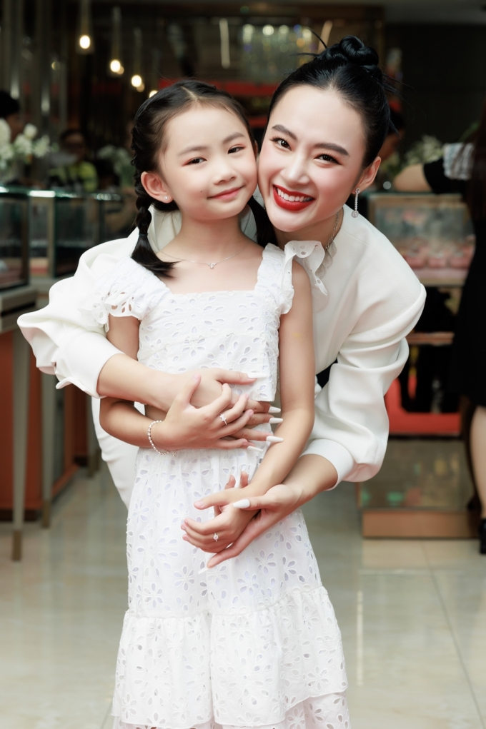Angela Phương Trinh mặc đồng điệu cùng con nuôi dự sự kiện hôm 3/4 ở TP HCM.