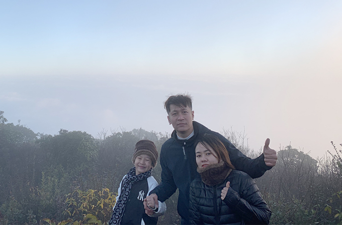 Gia đình anh Hoài Nam và bé Quang Anh cùng chinh phục ngọn núi Lảo Thần, xã Y Tý, huyện Bát Xát, tỉnh Lào Cai cuối năm 2021. Ảnh: Nhân vật cung cấp