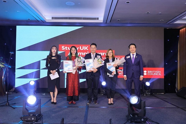Nguyễn Thị Thu Trang (thứ 2 từ trái qua) là quán quân hạng mục Khoa học bền vững giải thưởng Study UK Alumni Awards tại Việt Nam năm 2023