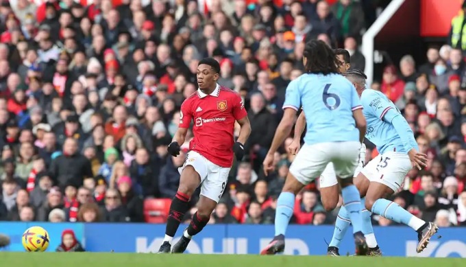 Martial đi bóng trong hiệp một trận Man Utd thắng Man City 2-1 trên sân Old Trafford ở vòng 20 Ngoại hạng Anh ngày 14/1. Ảnh: AFP
