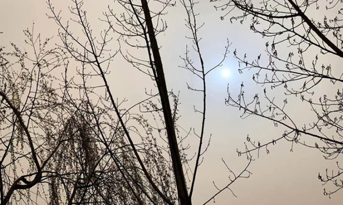 Sự tương tác giữa các hạt bụi và ánh sáng khiến Mặt Trời chuyển màu xanh lam trên bầu trời Bắc Kinh hôm 22/3. Ảnh: Weibo
