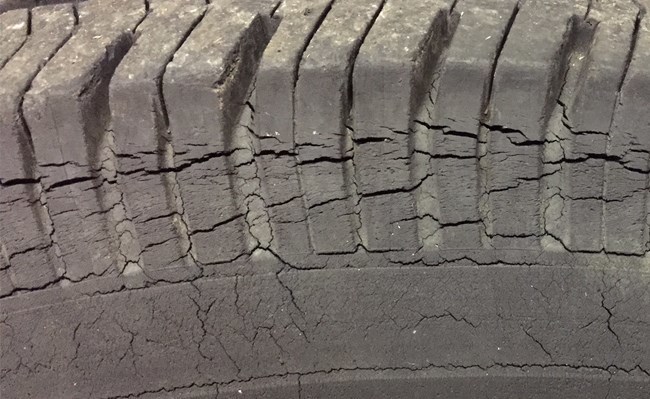 Lốp xe nứt ở thành vì lão hóa, hay còn gọi là mục khô. Ảnh: Bridgestone LB