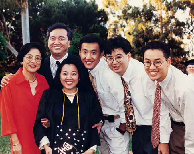 Gia đình ông Hắc Ấu Long chụp ảnh kỷ niệm trong buổi lễ tốt nghiệp của con gái Lý Lợi hơn 20 năm trước. Ảnh: toutiao