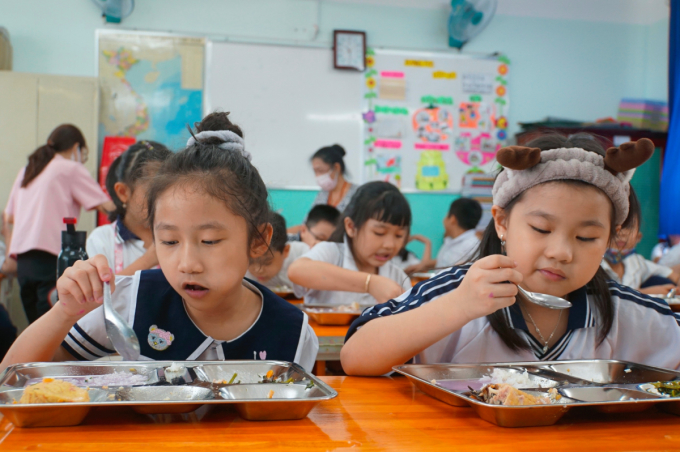 Học sinh trường Tiểu học Bông Sao, quận 8 ăn bán trú hồi giữa tháng 2. Ảnh: Mạnh Tùng