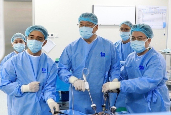 Bác sĩ Thái (trái) và bác sĩ Hùng (giữa) thực hiện phẫu thuật. Ảnh: Bệnh viện cung cấp