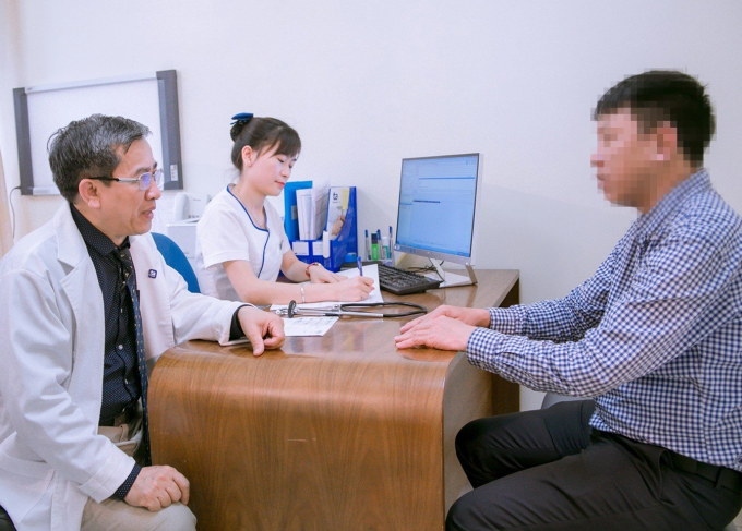 Phó giáo sư Liệu thăm khám cho người bệnh khoa Thần kinh - Đột quỵ. Ảnh: Bệnh viện cung cấp