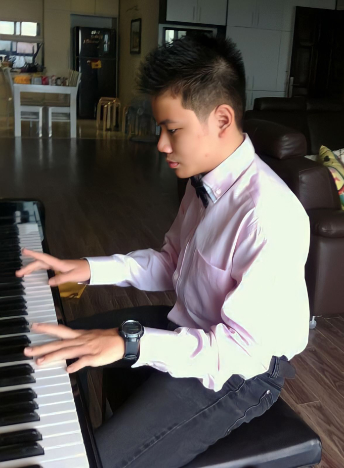 Ngoài học văn hóa tới hết lớp 9, Quang Huy tự lo được sinh hoạt hàng ngày, biết chơi một số nhạc cụ. Ảnh: Gia đình cung cấp