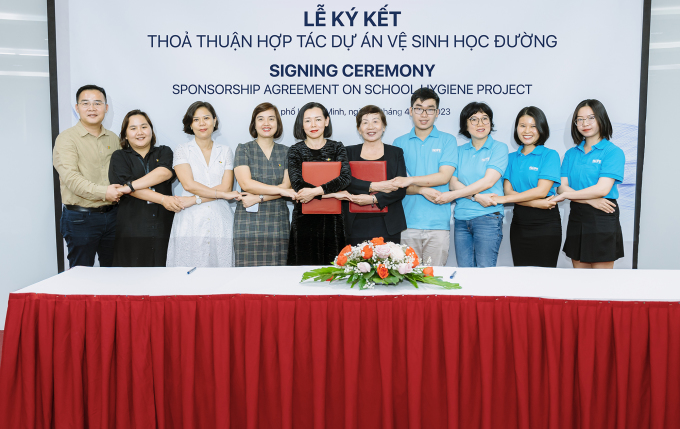 Quỹ Hy vọng và FPT Long Châu ký kết triển khai dự án Vệ sinh học đường. Ảnh: