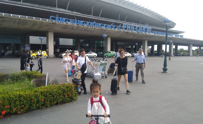 Khách du lịch chủ yếu tới Phú Quốc bằng đường hàng không. Ảnh: Ngọc Tài
