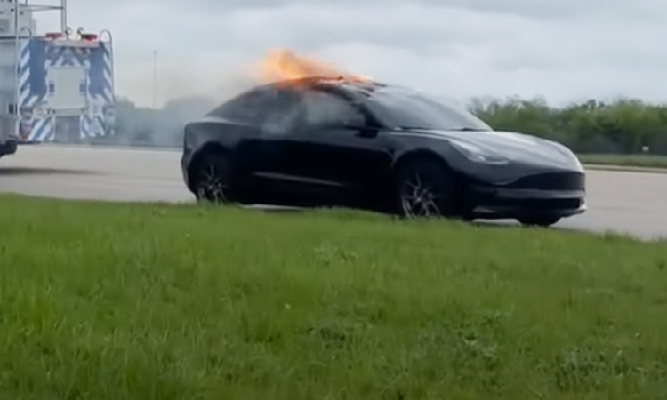Cabin xe Tesla bốc cháy khi đang chạy