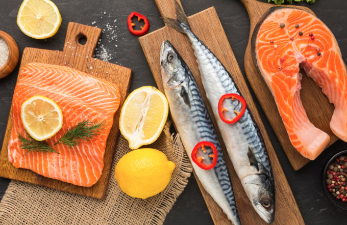 Cá hồi có lượng axit béo omega-3 cao, giàu nguồn protein và vitamin D, tốt cho người bị bệnh thận. Ảnh: Freepik