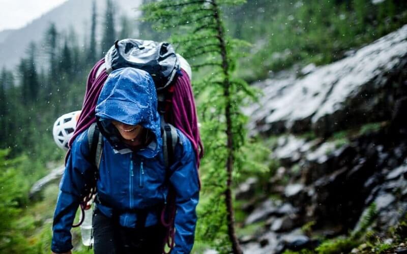 Giày thể thao, áo lạnh và áo mưa là thứ cần thiết khi leo núi