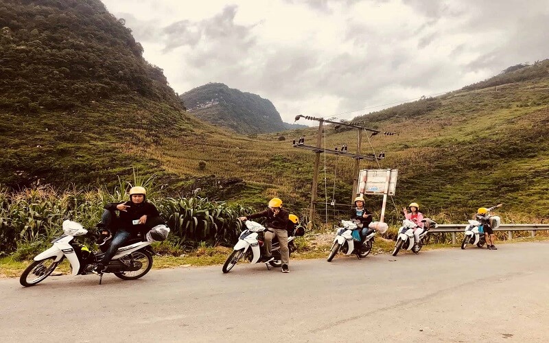 Từ TP. Hà Giang, bạn bắt xe máy hoặc xe ô tô để đến Lũng Cú