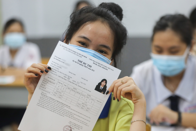 Thí sinh làm thủ tục dự thi tốt nghiệp 2022 tại trường THPT Phú Nhuận, quận Phú Nhuận ngày 6/7/2022. Ảnh: Quỳnh Trần