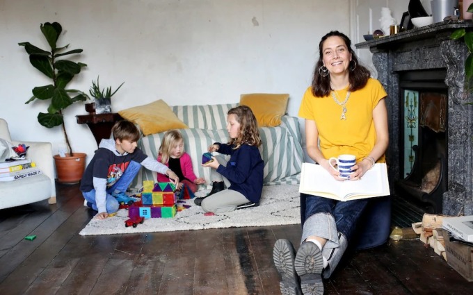 Alice Walsh ở Kent bên cạnh ba đứa con của cô gồm Rocky, Juno và Emerson. Ảnh nhân vật cung cấp
