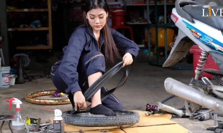Cô gái 23 tuổi làm thợ sửa xe máy chuyên nghiệp