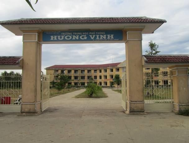 Toàn cảnh chụp từ cổng trường của trường Phổ thông Hương Vinh