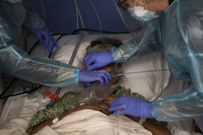 Y tá đặt máy thở cho bệnh nhân tại Bệnh viện St. Joseph ở Orange, California, tháng 1/2021. Ảnh: AP