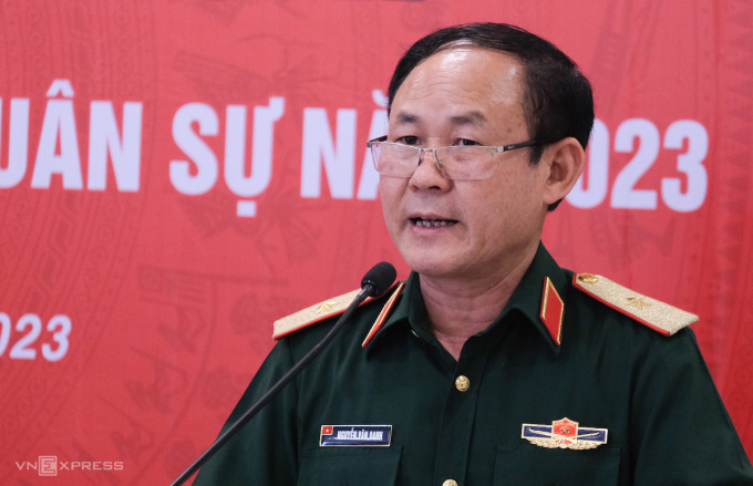 Thiếu tướng Nguyễn Văn Oanh thông tin về công tác tuyển sinh quân sự, chiều 6/4. Ảnh: Dương Tâm