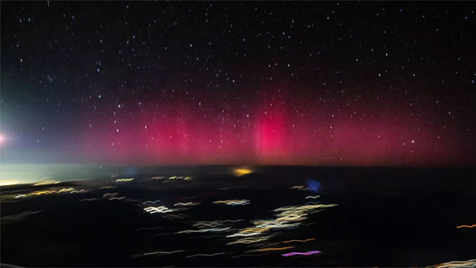 Nhiếp ảnh gia Dakota Snider chụp cực quang từ cửa sổ máy bay hôm 24/3. Ảnh: Dakota Snider