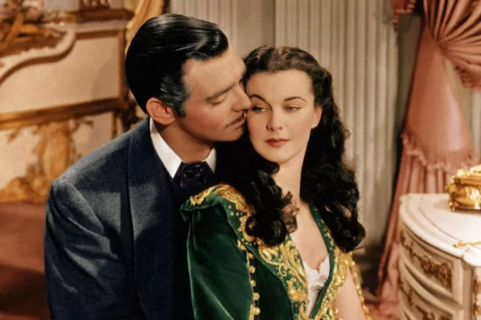 Clark Gable (vai Rhett Butler, trái) và Vivian Leigh (vai Scarlett) trong phim chuyển thể. Ảnh: Warner Bros