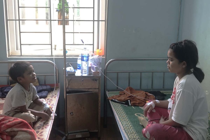 Hai trẻ ngộ độc sau khi ăn thịt cóc đang được điều trị tại trung tâm y tế huyện. Ảnh: Ngọc Oanh