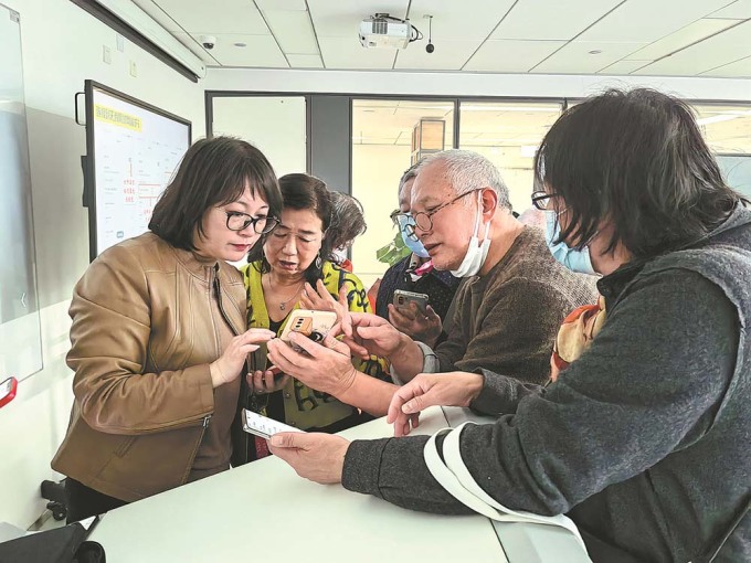 Giáo viên (ngoài cùng bên trái) trả lời các câu hỏi của các sinh viên lớn tuổi. Ảnh: China Daily