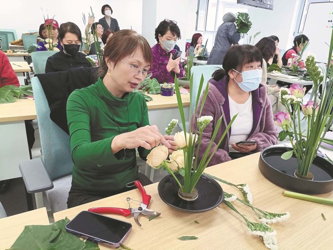 Các sinh viên lớn tuổi trong một lớp học dạy kỹ thuật cắm hoa. Ảnh: China Daily