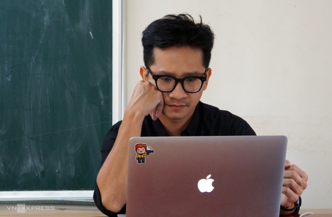 Giáo viên trường THPT Nguyễn Du dạy học trực tuyến qua ứng dụng Google Meet hồi tháng 2/2021. Ảnh: Mạnh Tùng
