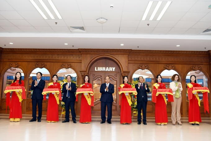 Chủ tịch nước Nguyễn Xuân Phúc (giữa) và các đại biểu cắt băng khánh thành thư viện điện tử dùng chung cho 45 trường đại học. Ảnh: NEU