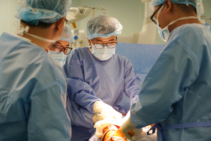 Các bác sĩ Trung tâm Chấn thương chỉnh hình & Y học thể thao, Bệnh viện ĐKQT Vinmec Times City, thực hiện phẫu thuật phẫu thuật chỉnh hình khớp ứng dụng công nghệ 3D cho bệnh nhân. Ảnh: NVCC