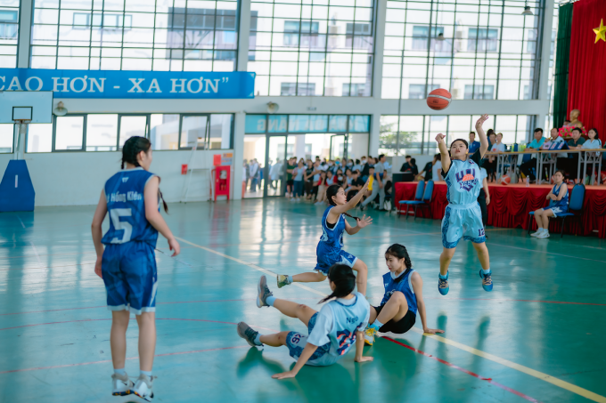 Trận chung kết bóng rổ nữ giữa học sinh trường THPT Yên Lạc và THPT Lê Xoay tại Đại hội Thể dục thể thao ngành Giáo dục Vĩnh Phúc hôm 5/11. Ảnh: Tống Thanh Kiều