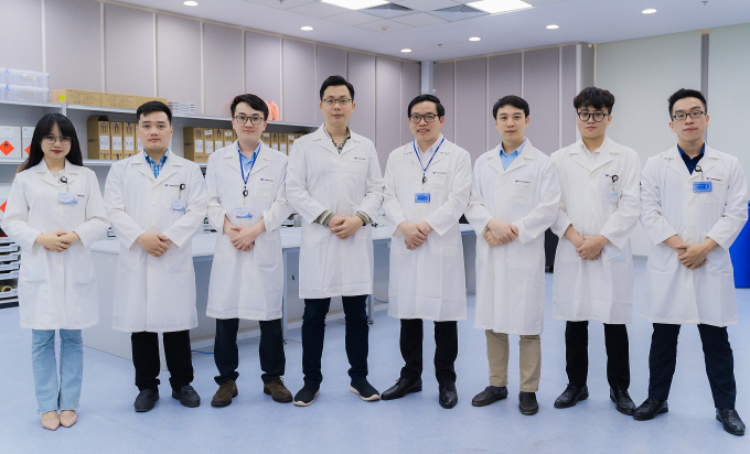 BS Phạm Trung Hiếu (thứ 4 từ trái sang) cùng các cộng sự thuộc trung tâm nghiên cứu công nghệ in 3D y sinh, Đại học VinUni. Ảnh: NVCC