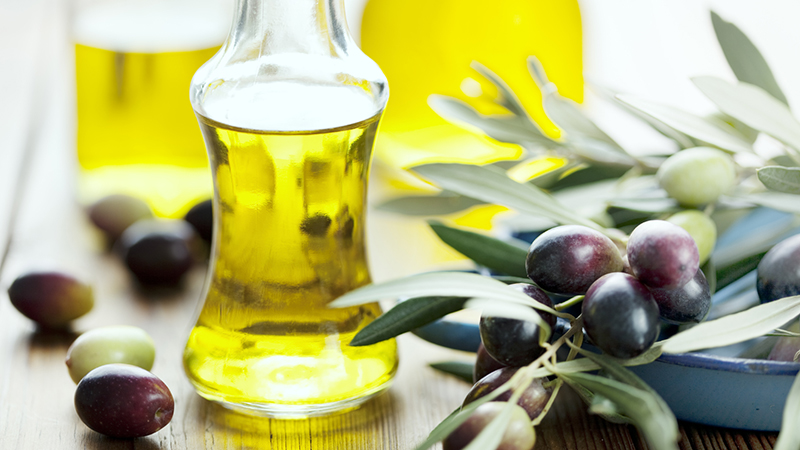 Tác dụng của dầu Olive là phục hồi và dưỡng móng