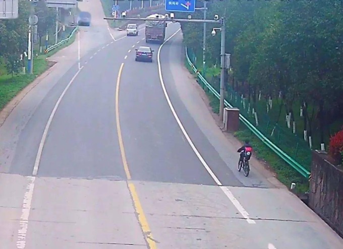 Cậu bé đạp xe men theo đường cao tốc từ Hàng Châu tới Mai Giang ngày 2/4. Ảnh: Sohu