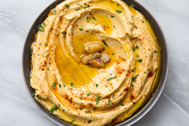 dùng falafel với nước sốt Hummus