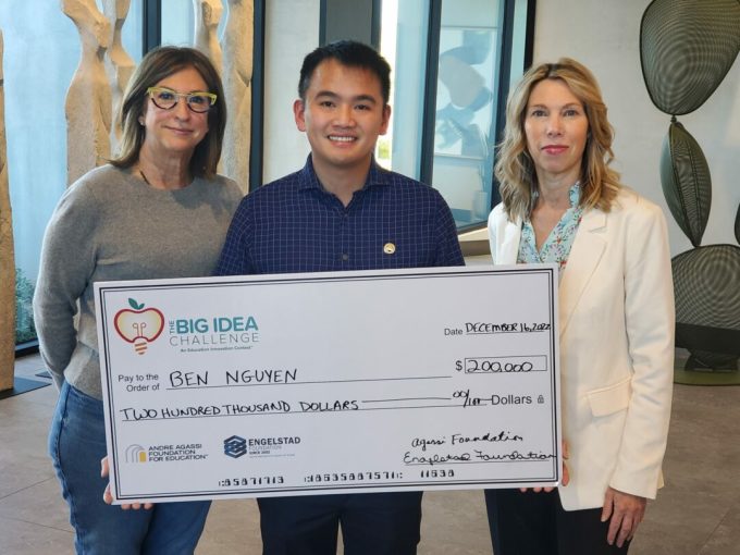 Ben Nguyen nhận giải thưởng Thử thách ý tưởng lớn: Đổi mới sáng tạo giáo dục của Quỹ Giáo dục Andre Agassi và Quỹ Engelstad tại bang Nevada, hôm 19/12. Ảnh: Bigideachallenge