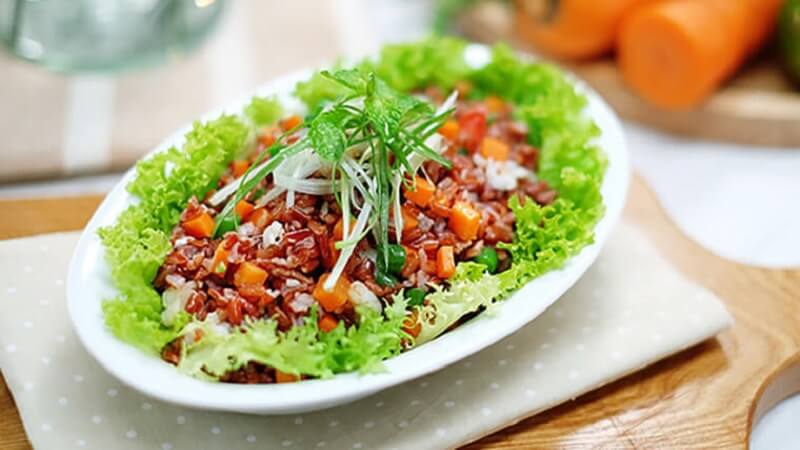 Salad cơm gạo lứt đầy đủ dinh dưỡng cho cả nhà thưởng thức