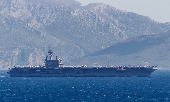 USS George H.W. Bush đi qua eo biển Gibraltar hôm 12/4. Ảnh: Twitter/Maritimegraphy